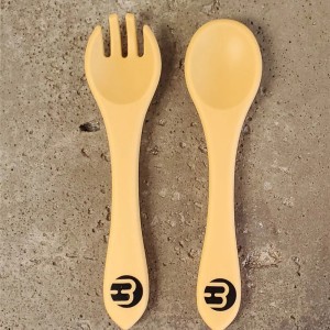 duo fourchette et cuillère en silicone moutarde